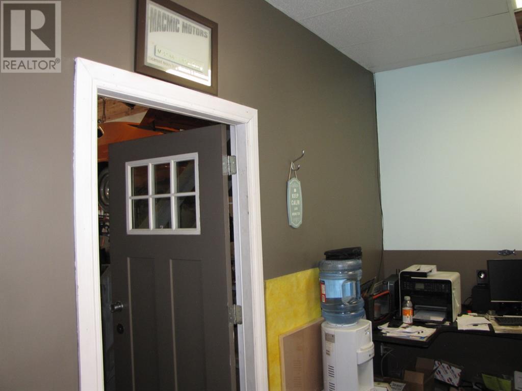 9, 4676 61 Street Property Photo 12
