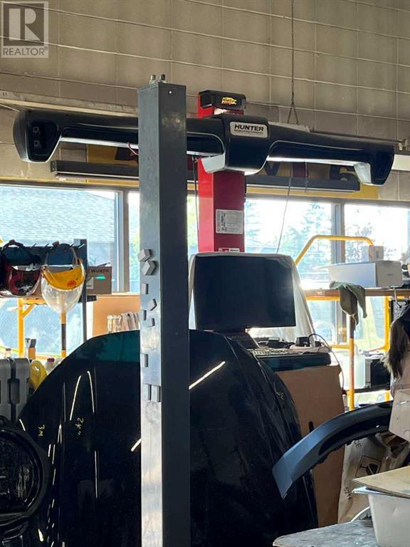 4261 23 Street Ne Property Photo 2