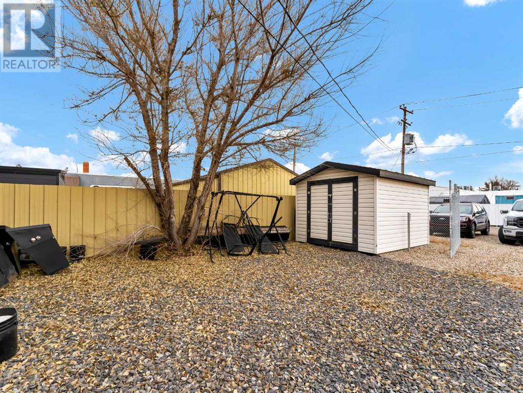 745 2 Street Se Property Photo 4