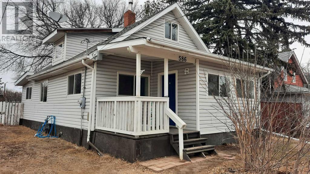 586 2 Avenue W Property Photo