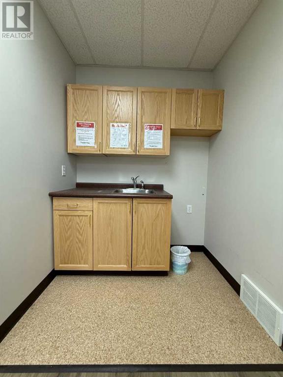 B, 11402 100 Street Property Photo 15