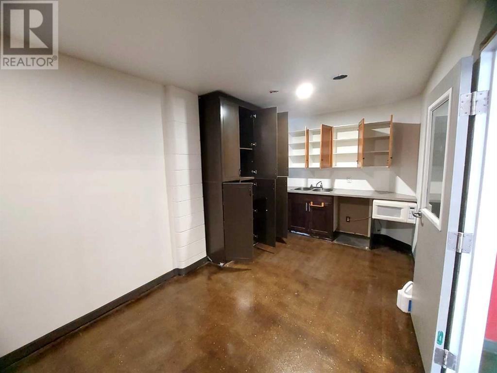 3, 4940 54 Avenue Property Photo 5