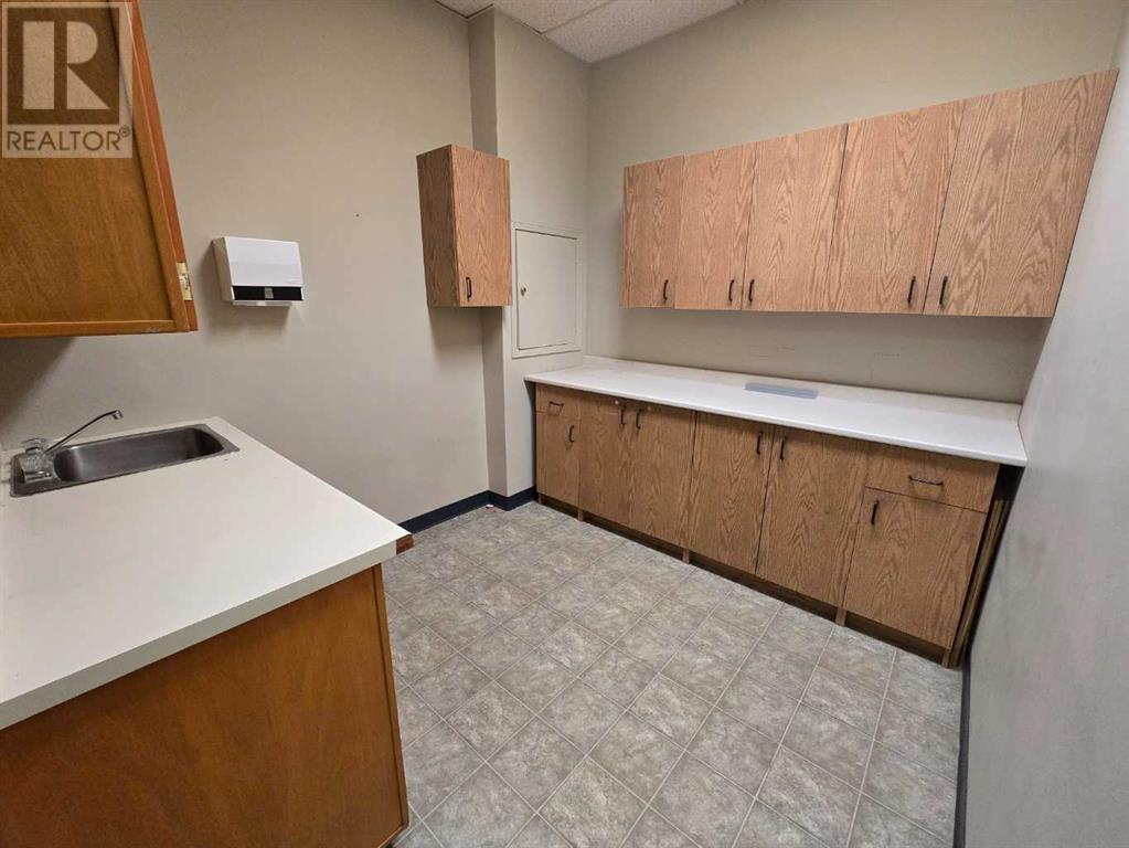 C8, 5580 45 Street Property Photo 14