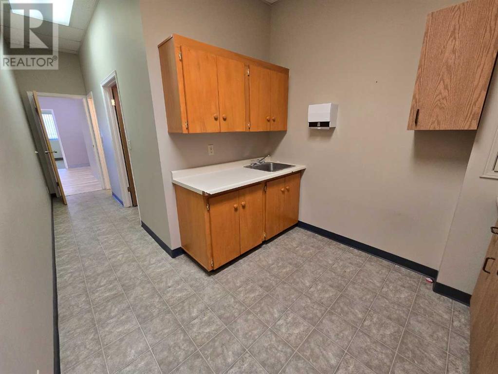 C8, 5580 45 Street Property Photo 15