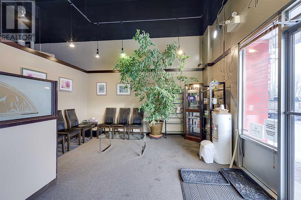 115, 5301 43 Street Property Photo 1