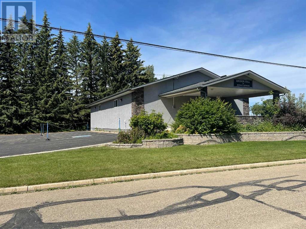 5219 49 Street Property Photo 2