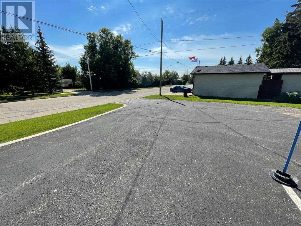 5219 49 Street Property Photo 5