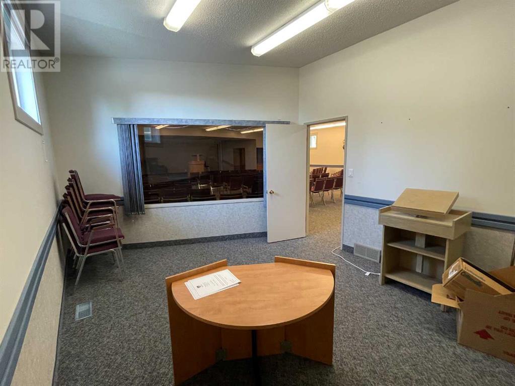 5219 49 Street Property Photo 16