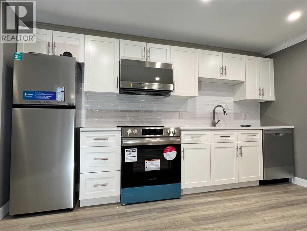 11, 7895 49 Avenue Property Photo 3