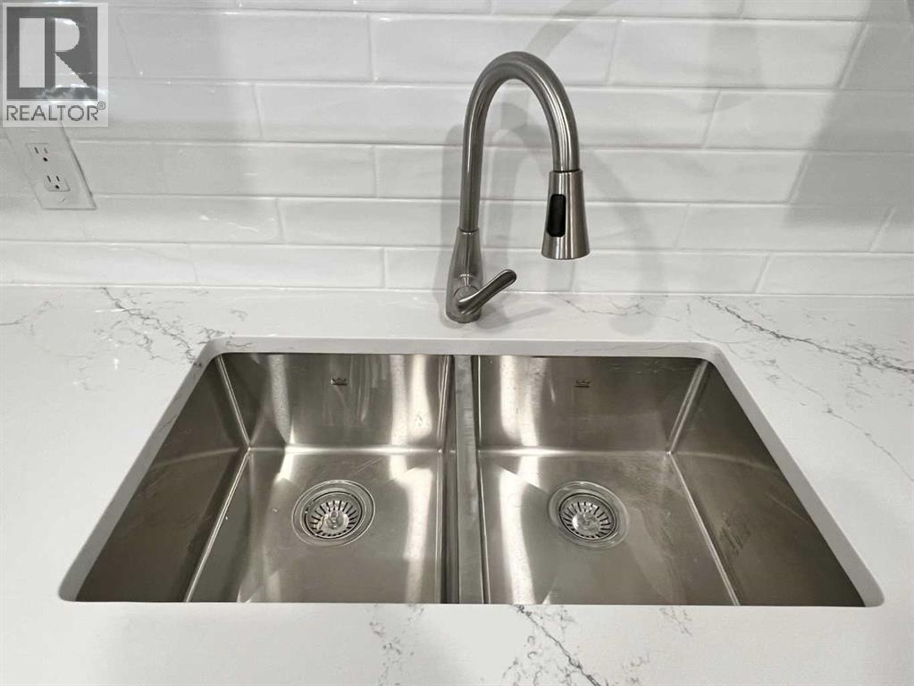 11, 7895 49 Avenue Property Photo 9