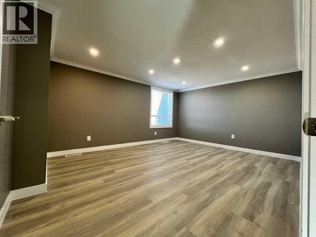 11, 7895 49 Avenue Property Photo 14