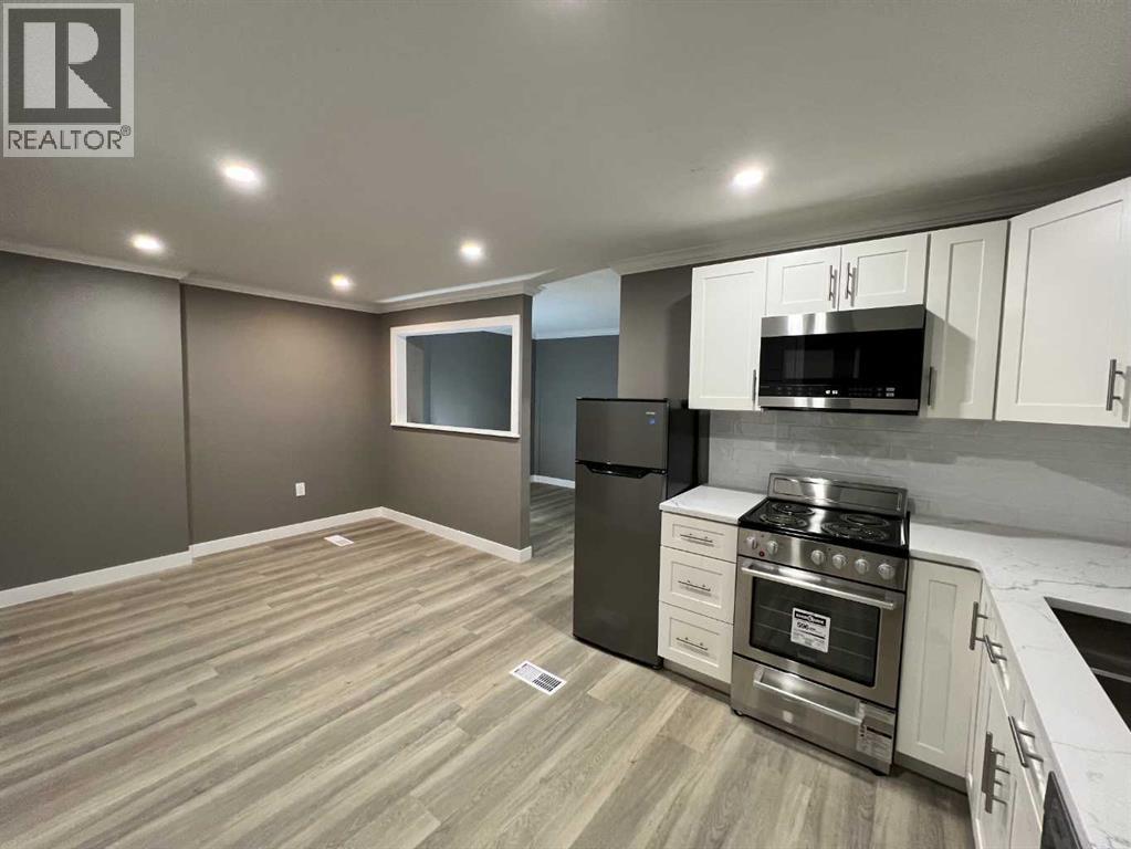 11, 7895 49 Avenue Property Photo 18