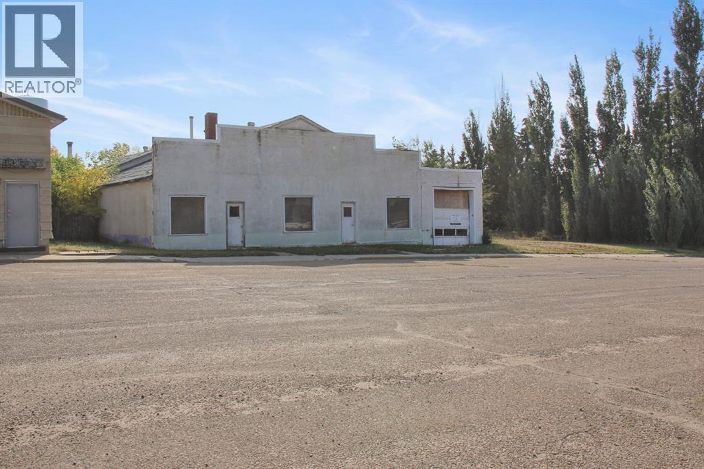 5019 52 Avenue Property Photo 2