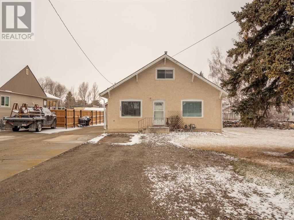 529 4 Street W Property Photo