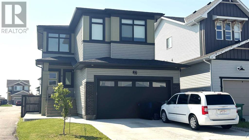 1374 Pacific Circle W Property Photo 1