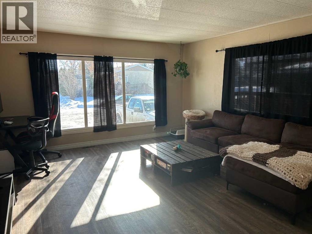 4942 43 Street Property Photo 1