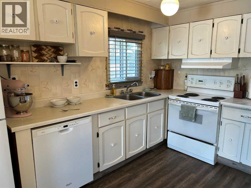 4942 43 Street Property Photo 2