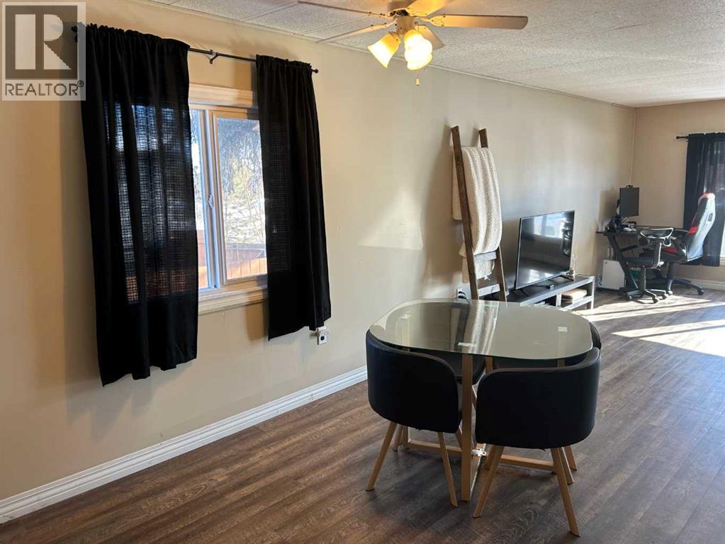 4942 43 Street Property Photo 3