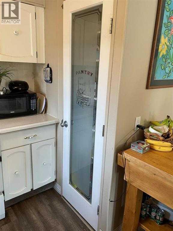 4942 43 Street Property Photo 4