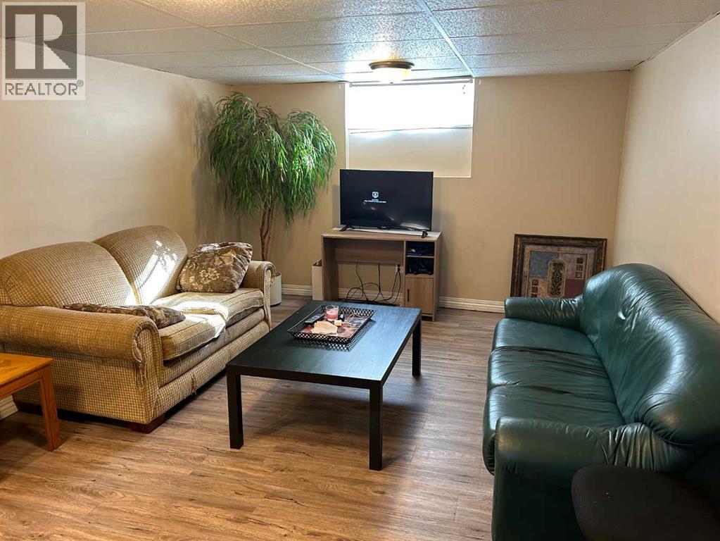 4942 43 Street Property Photo 5