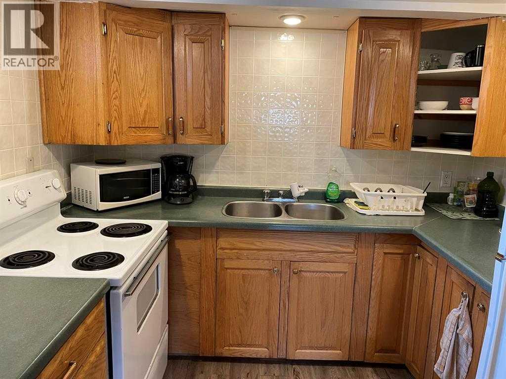 4942 43 Street Property Photo 6