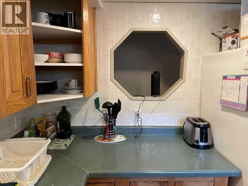 4942 43 Street Property Photo 7