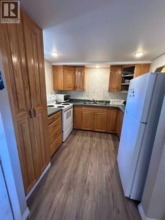 4942 43 Street Property Photo 8