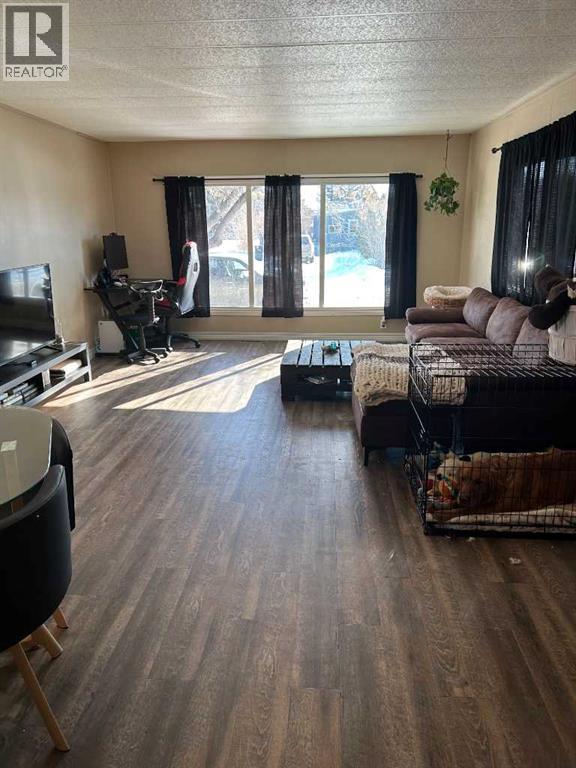 4942 43 Street Property Photo 11