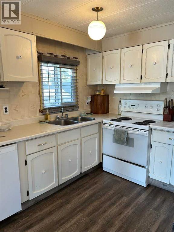 4942 43 Street Property Photo 12