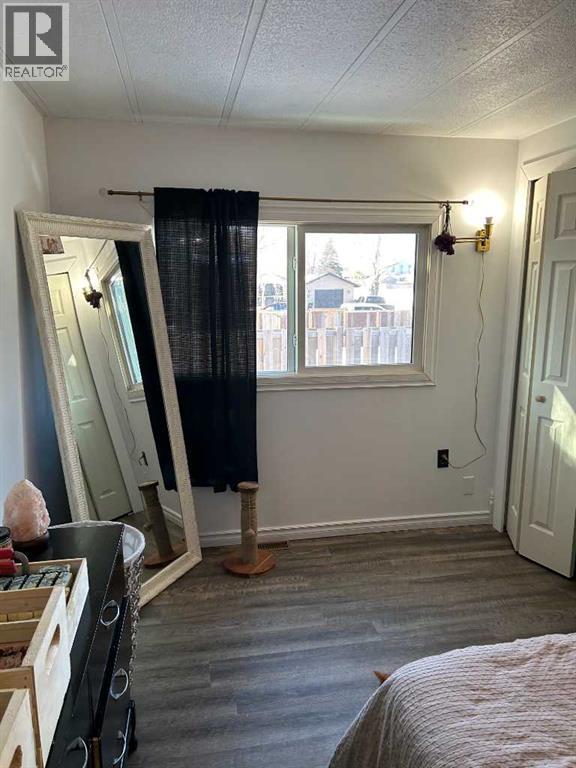 4942 43 Street Property Photo 16