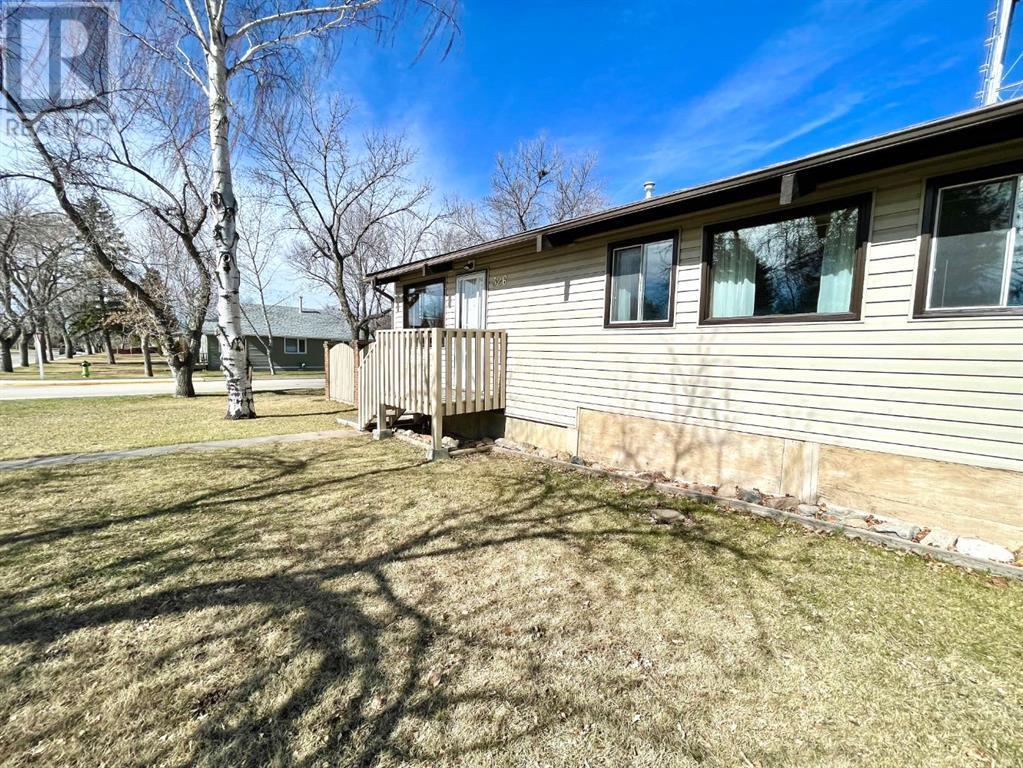 326 3 Street S Property Photo 4