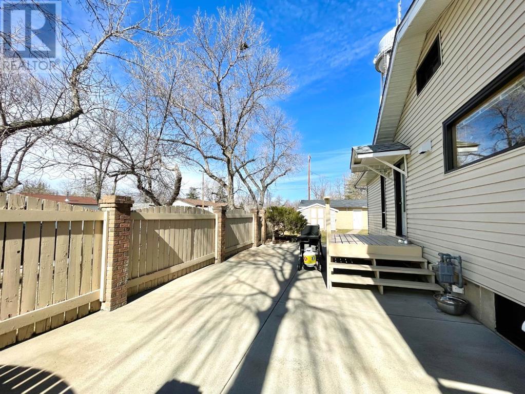 326 3 Street S Property Photo 8