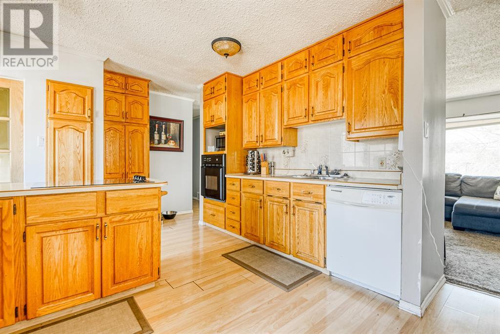 9645 Hillcrest Drive Property Photo 2