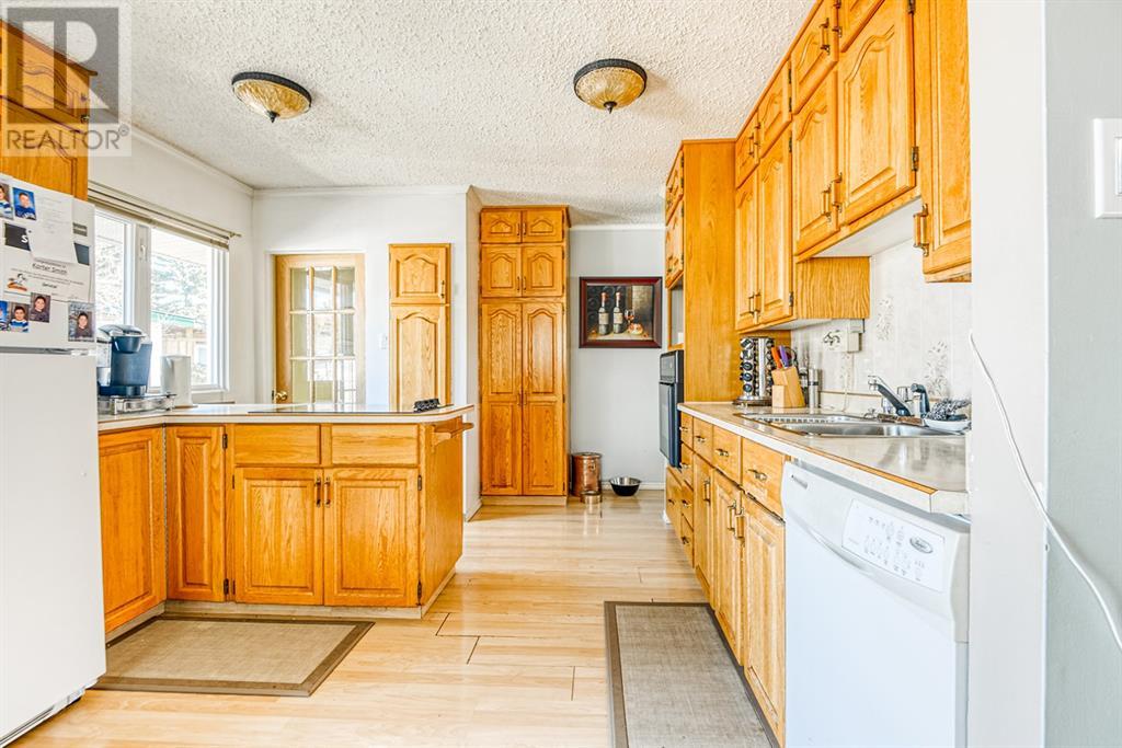 9645 Hillcrest Drive Property Photo 3