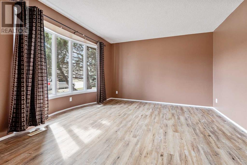104 Mclevin Crescent Property Photo 2