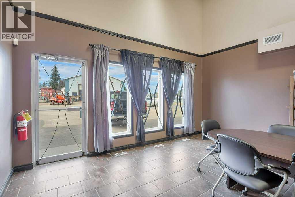 4907 And 4911 50 Avenue Property Photo 23