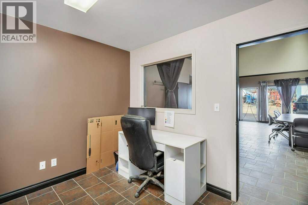 4907 And 4911 50 Avenue Property Photo 31