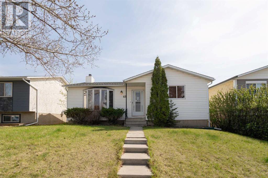 41 Alpine Crescent Se Property Photo 1