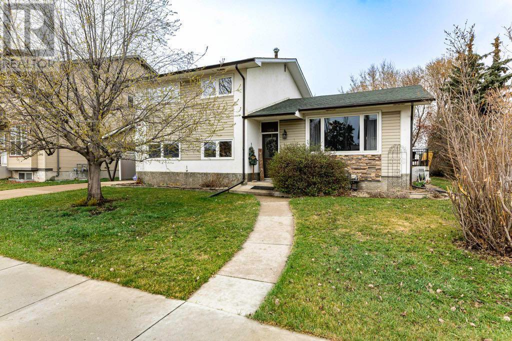 5436 53 Avenue Property Photo 1