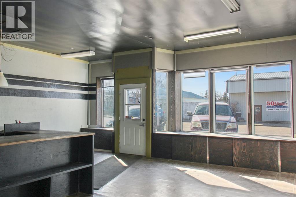5213 50 Street Property Photo 3