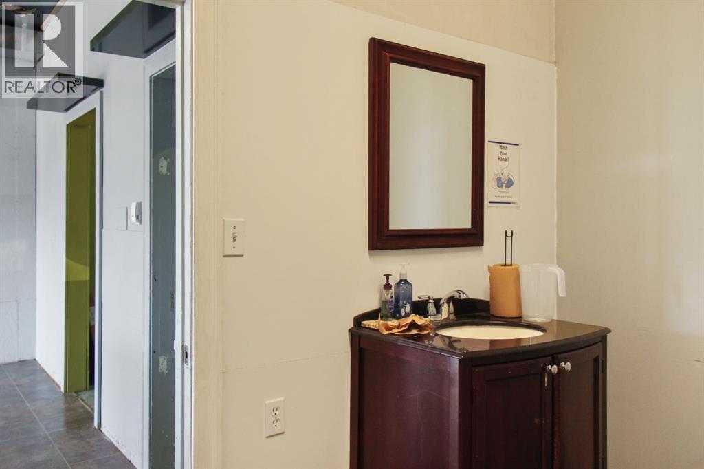 5213 50 Street Property Photo 6