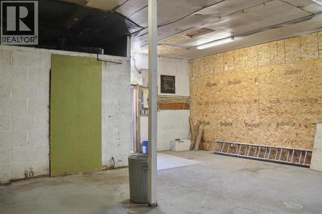 5213 50 Street Property Photo 8
