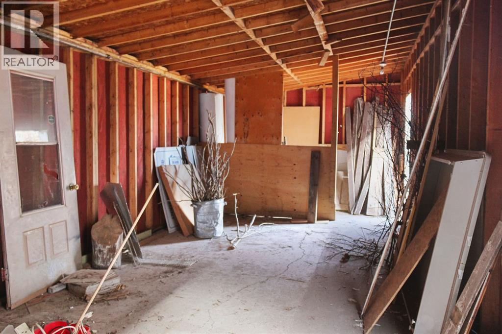 5213 50 Street Property Photo 11