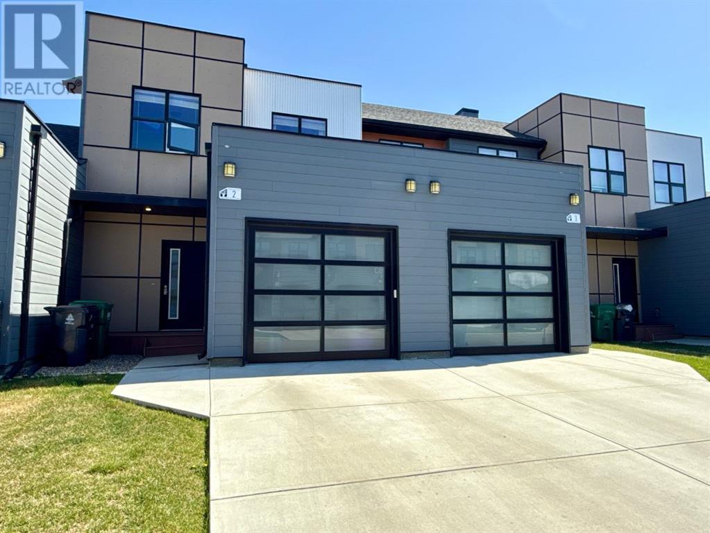 2, 81 Aquitania Circle W Property Photo 1