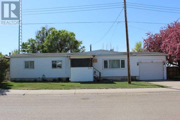 205 4 Street W Property Photo 1