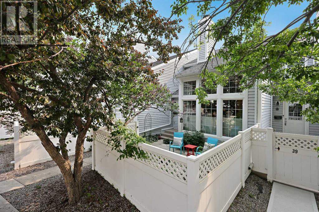 40, 28 Berwick Crescent Nw Property Photo 1