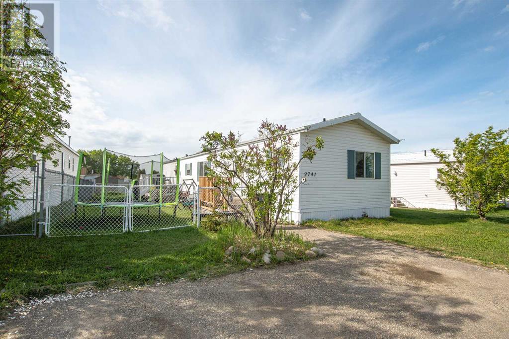 9741 121 Avenue Property Photo 1