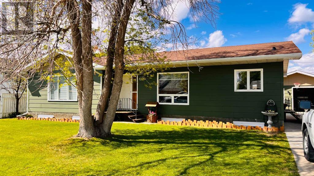 130 2 Avenue W Property Photo 1