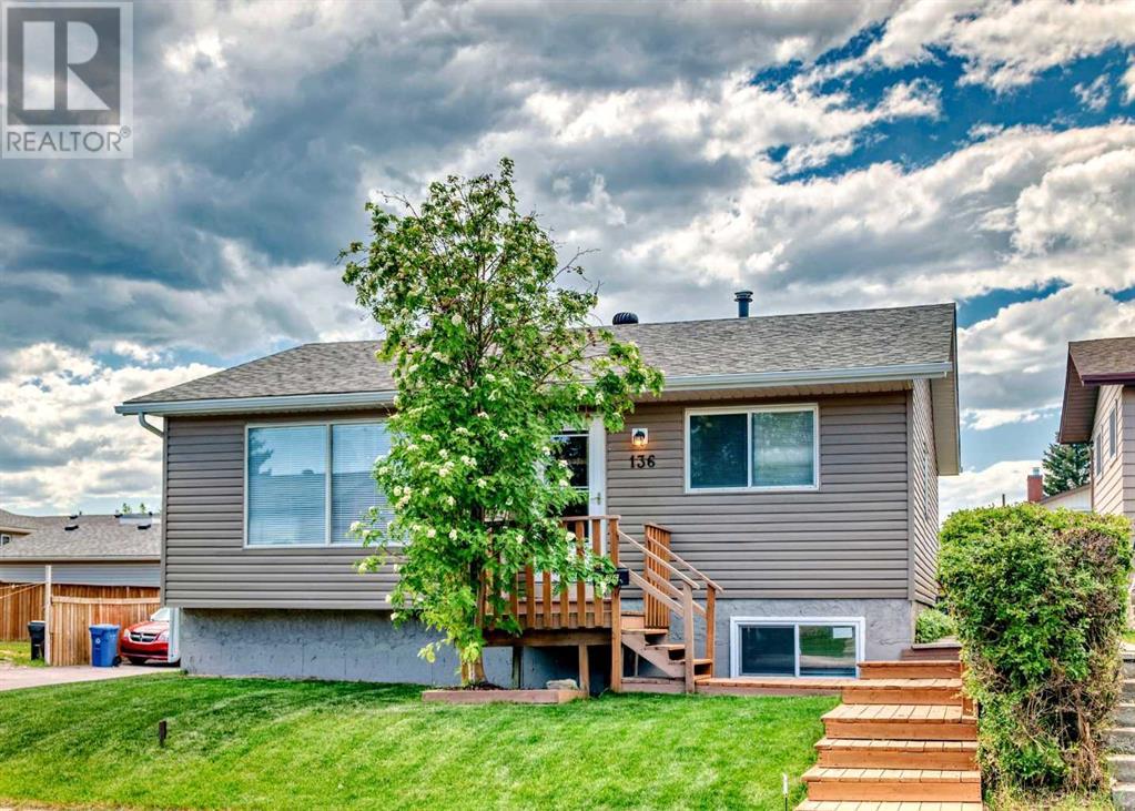 136 Castledale Crescent Ne Property Photo 1