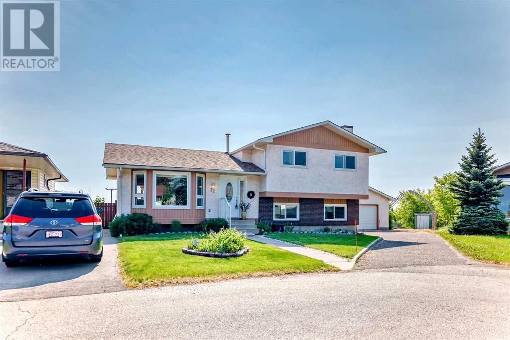 32 Radcliffe Bay Se Property Photo 1